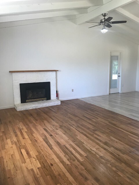Building Photo - Newly Renovated Home! Charming Neighborhoo...