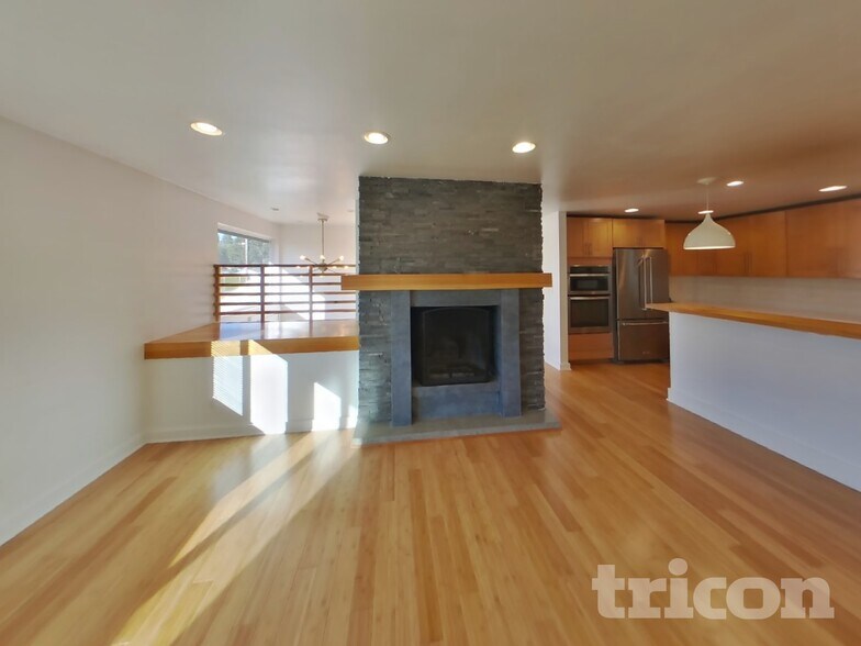 Building Photo - 2990 Pickering Pl NE