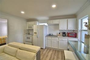 Building Photo - 2405 Roslyn Ln