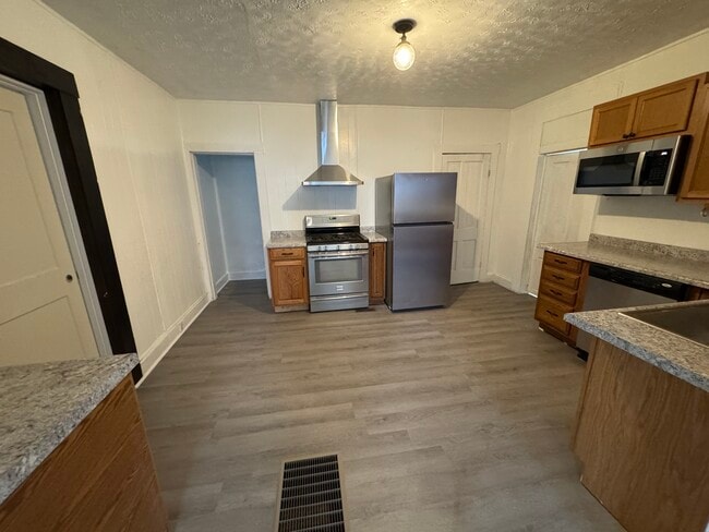 Building Photo - 460 Storms Ave