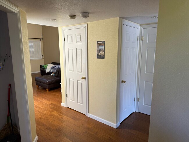 Building Photo - Beautiful 3bd/2.5 bath Townhome