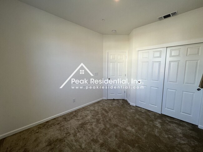 Building Photo - Newer 4bd/3ba Elk Grove Home with 2 Car Garage