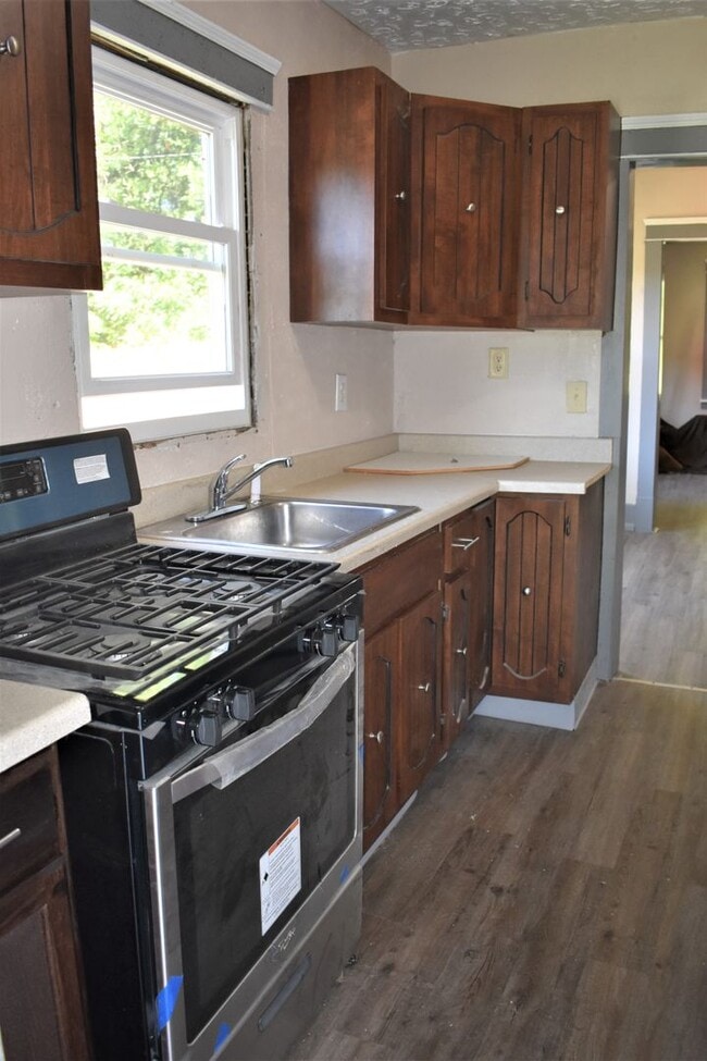 Building Photo - LEASE PENDING AS OF 06/06/25: Charming 3 b...