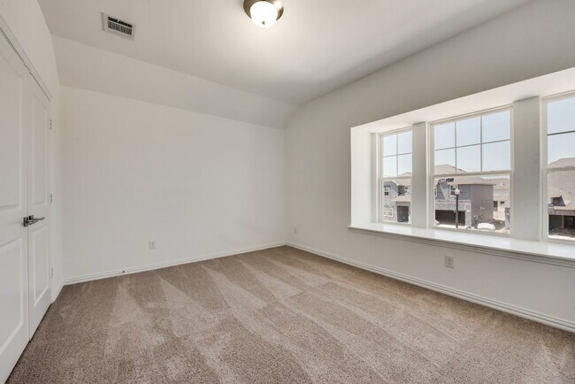 Building Photo - 1820 Purtis Crk Dr