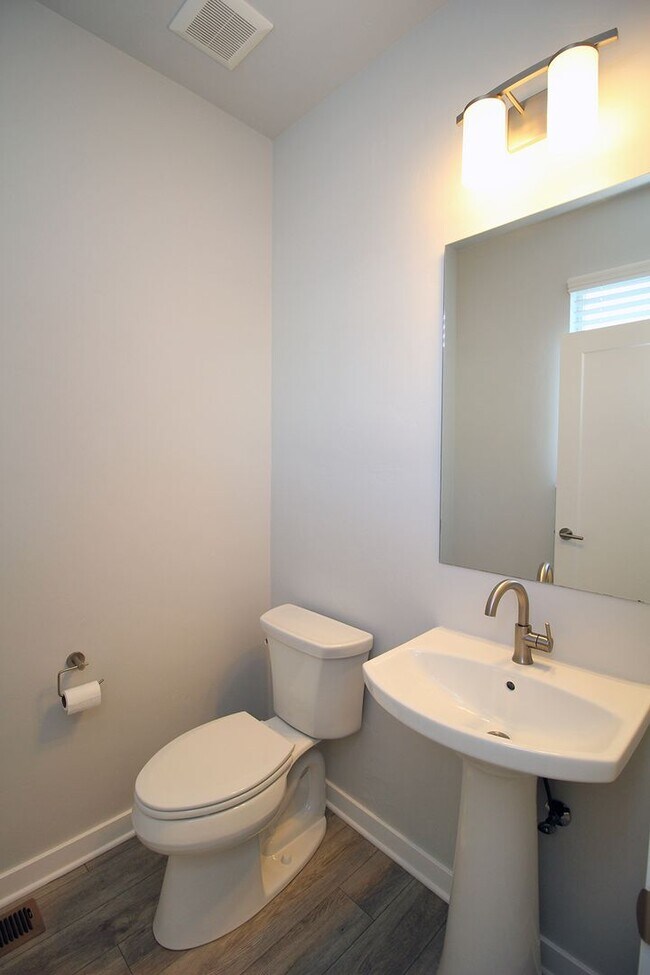 Building Photo - Impeccable 3 Bed/2.5 Bath Townhome located...
