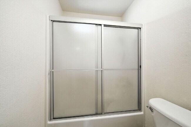 Building Photo - Adorable 2/1.5 with private back yard, ful...