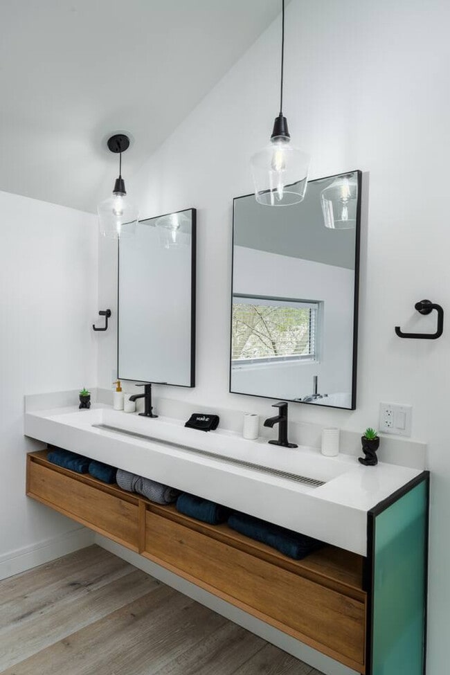 Building Photo - 4016 Eaton Dr