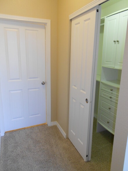 Building Photo - 2450 Windrow Dr