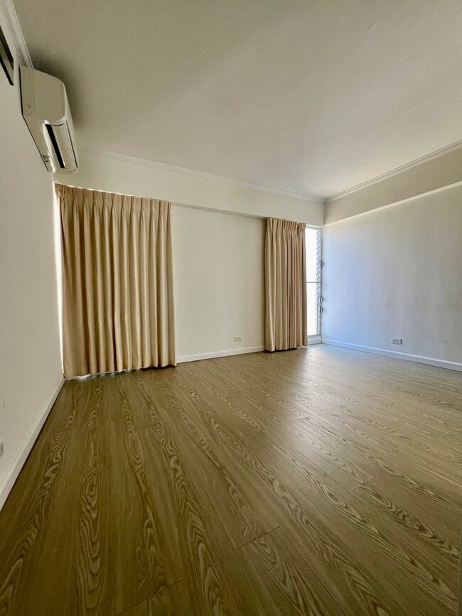 Building Photo - Spacious 1Bed 1Bath 1Parking Stall With La...