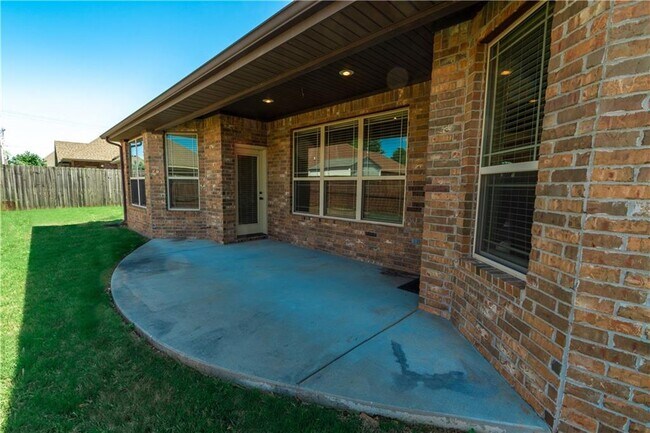 Building Photo - 5702 S 66th St