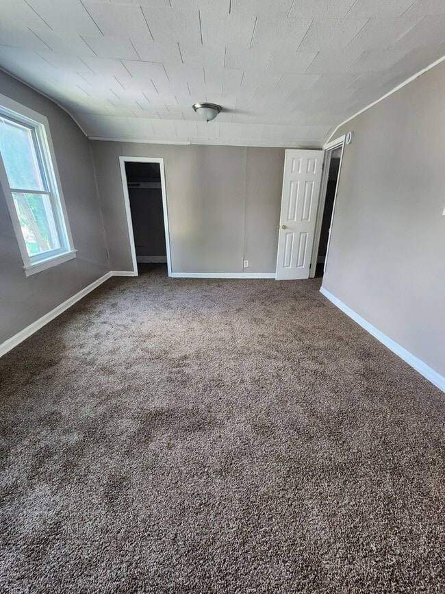Building Photo - Two Bedroom Single Family Home!