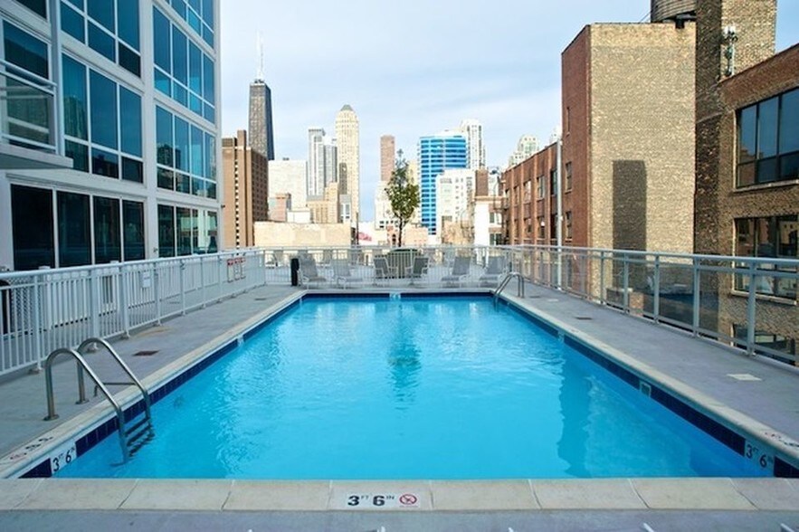 Outdoor Pool - 757 N Orleans St