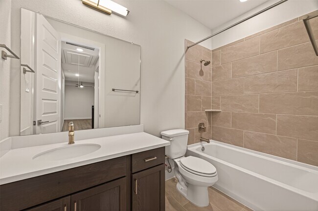 Building Photo - 910 W 21st St