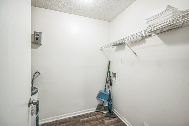 Building Photo - 730 Kenridge Pkwy