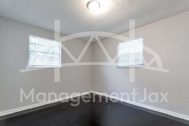 Building Photo - 1551 W 31st St