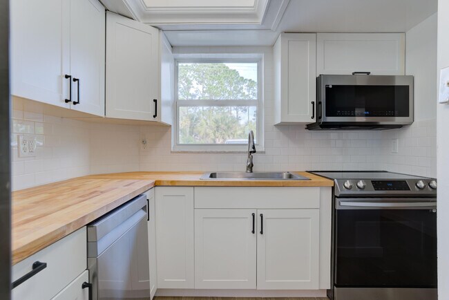 Building Photo - 18081 SE Country Club Dr