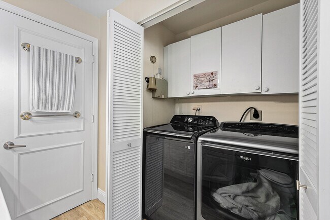 Building Photo - 7546 La Paz Blvd