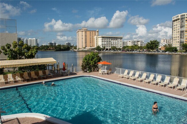 Building Photo - 1833 S Ocean Dr