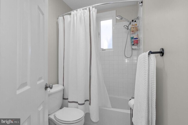 Building Photo - 117 15th St SE