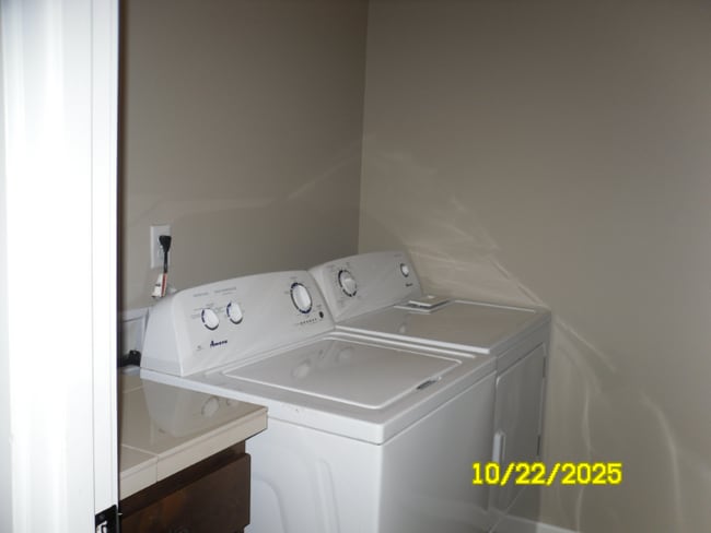 Building Photo - 4300 NE 34th Cir