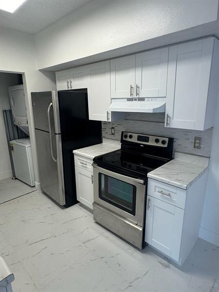 Building Photo - 3221 Sabal Palm Manor