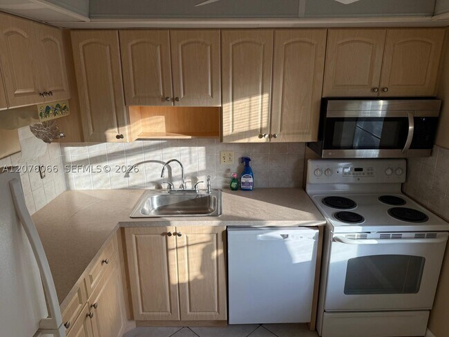 Building Photo - 7797 Golf Cir Dr