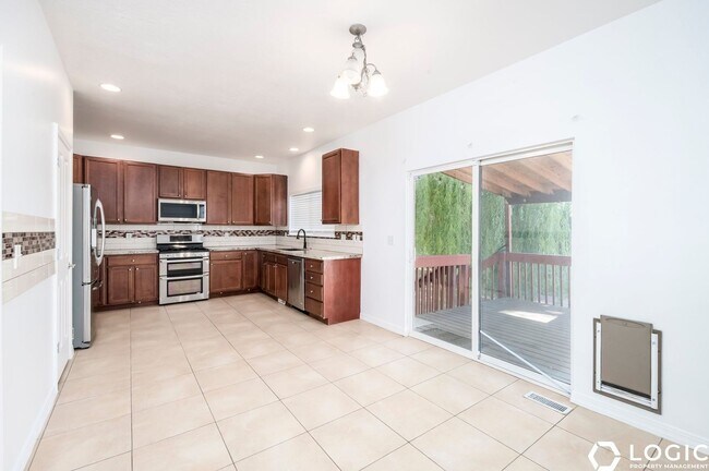 Building Photo - 5878 Arlinridge Dr