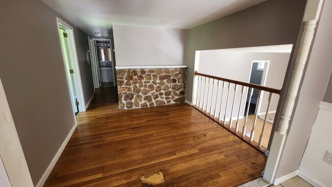Building Photo - 3 bedroom 1 bathroom