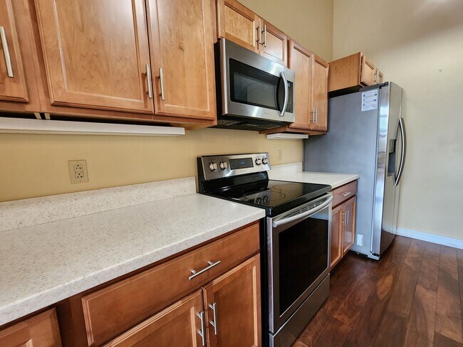 Building Photo - Downtown Luxury Condo in a Newly Renovated...