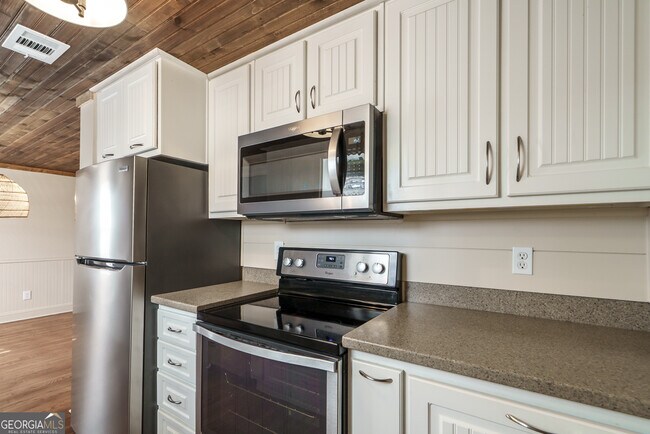 Building Photo - 384 Arrowhead Trail NE