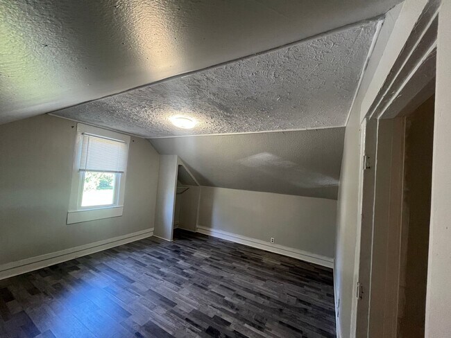 Building Photo - Cozy 3BR/1Ba house with small unfinished basement- LEASING SPECIAL - MOVE IN BY 5/31/2026 AND REC...