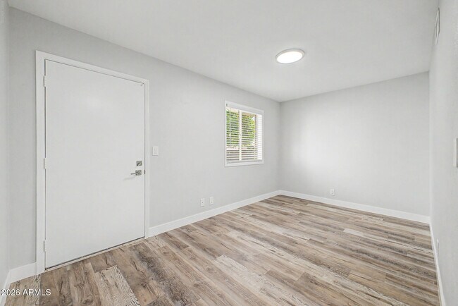 Building Photo - 4143 E Crescent Ave