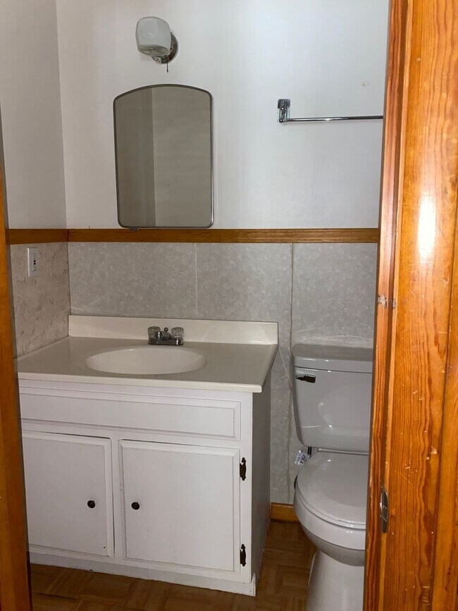 Building Photo - 2 bed 1 1/2 bath