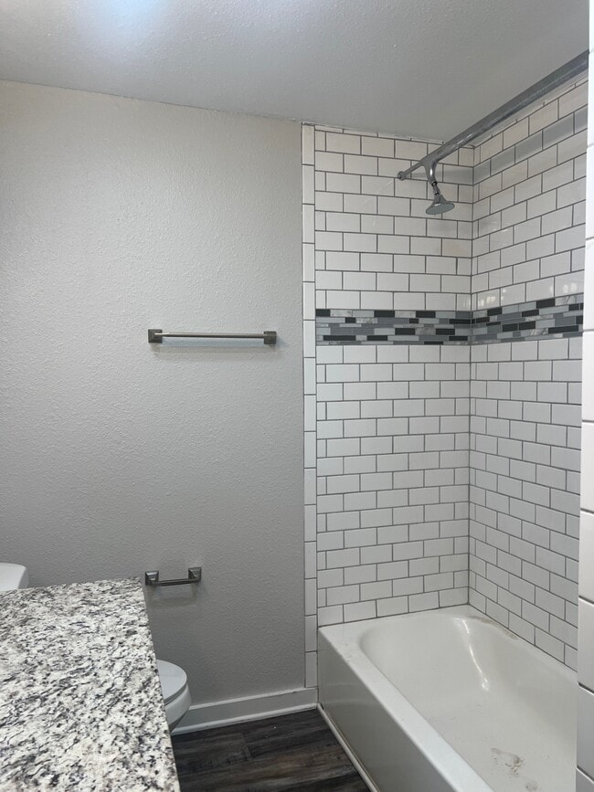 Building Photo - 557 E Elm St