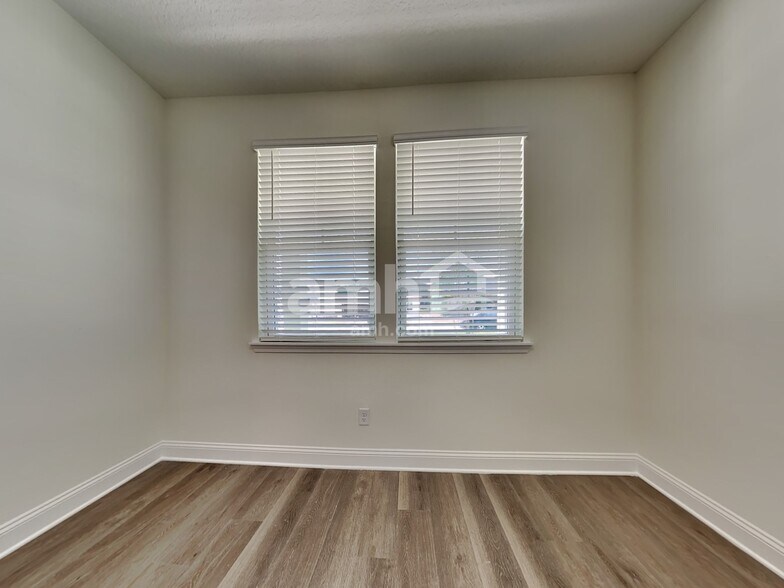 Building Photo - 11650 Hillside Dr
