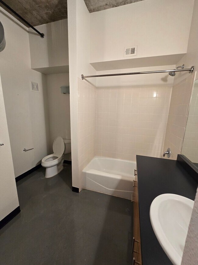 Building Photo - Luxurious 2BR , 2BA 2nd floor loft in East Downtown Area- aprox 1650 sq ft