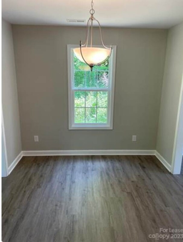 Building Photo - 562 Kirk St