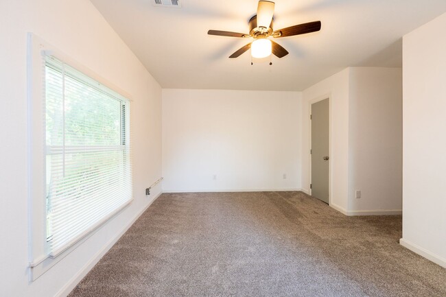 Building Photo - N Rosedale Ave Duplex