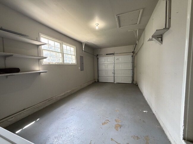 Building Photo - "Charming 3-Bed Home with Beautiful Hardwood Floors on Euclid Road!"