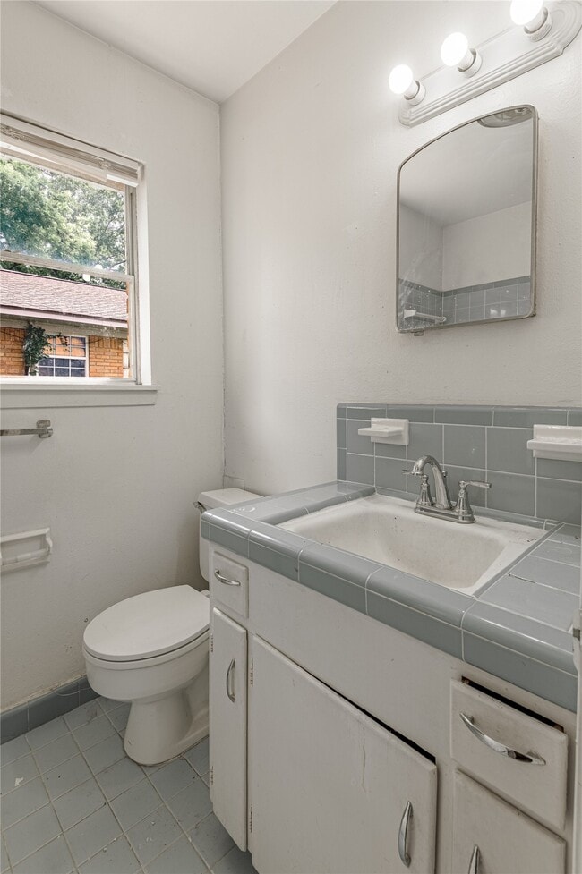 Building Photo - 1819 Ave Q