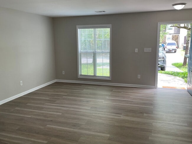 Building Photo - Remodeled Updated Townhome in Great Kennesaw Location! Near Kennesaw State University, Interstate...