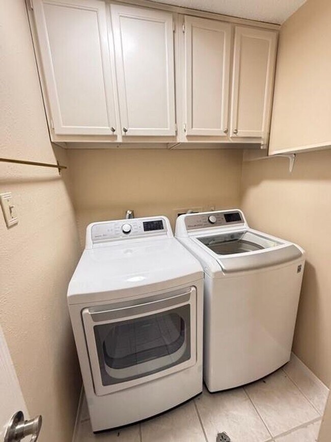 Building Photo - Arbor Village Condominium / Beautiful Update Unit / Refrigerator, Washer & Dryer included
