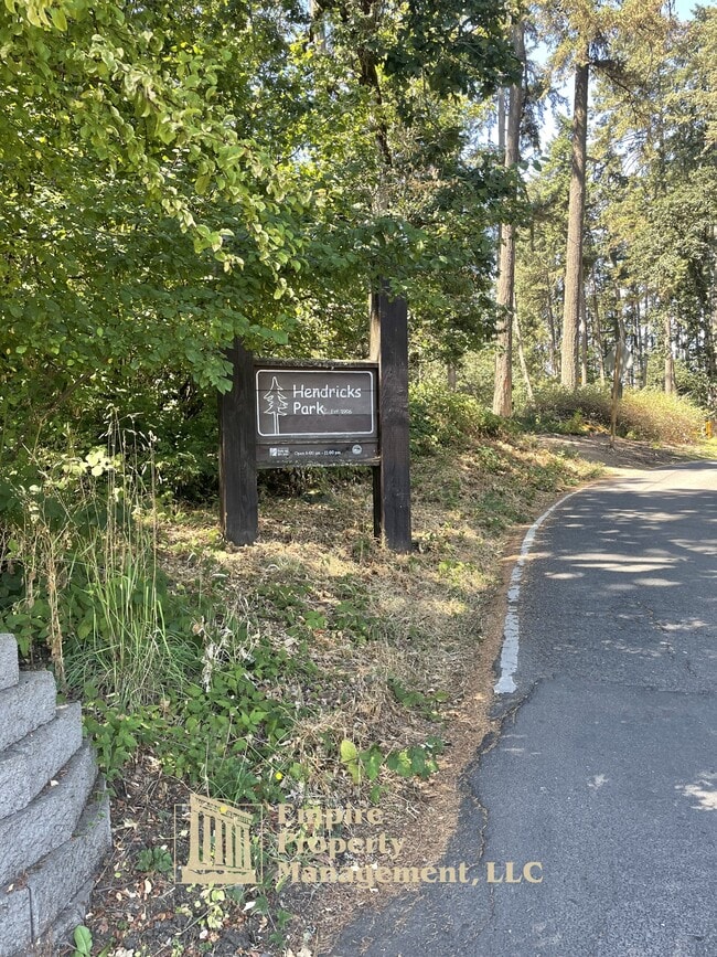 Building Photo - 2022 Floral Hill Dr