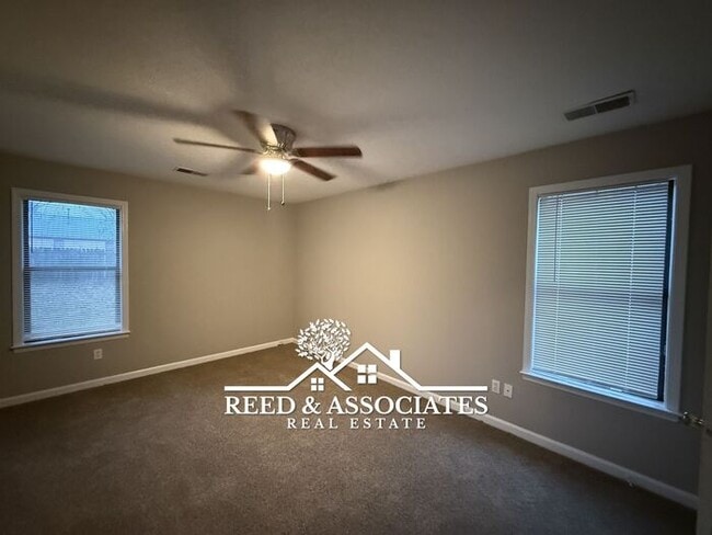 Building Photo - Charming Home Located in Quiet Cove!