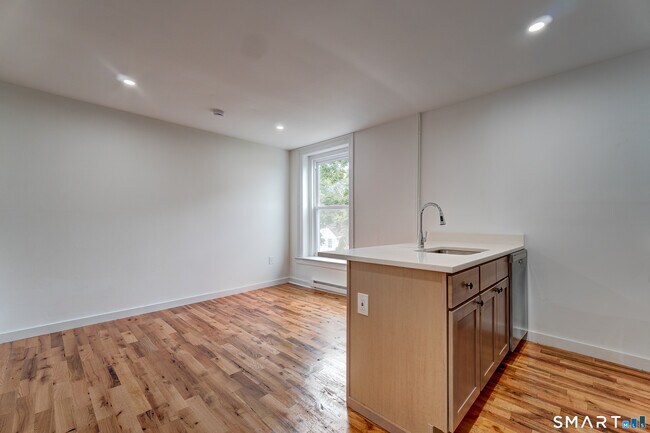 Building Photo - 522 Elm St
