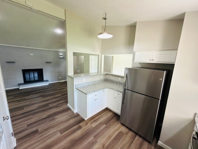 Building Photo - Move-In Ready 3BR/2BA Home with 2-Car Garage in St. Charles