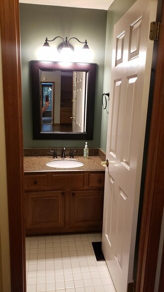 2nd Upstairs bath - 6678 Hidden Lake Trl
