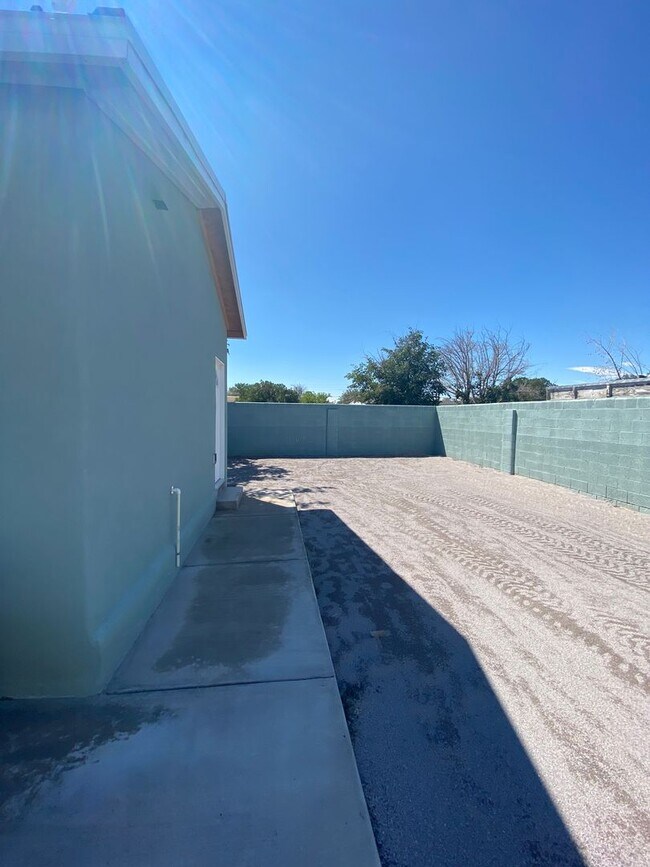 Building Photo - Gorgeous 2 Bedroom/1 Bathroom Home