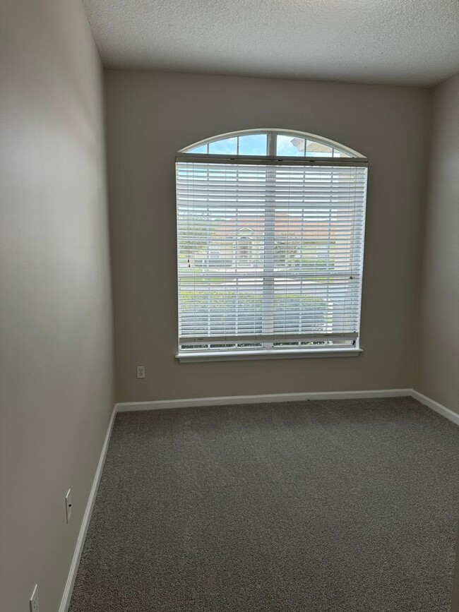Building Photo - Home For Rent