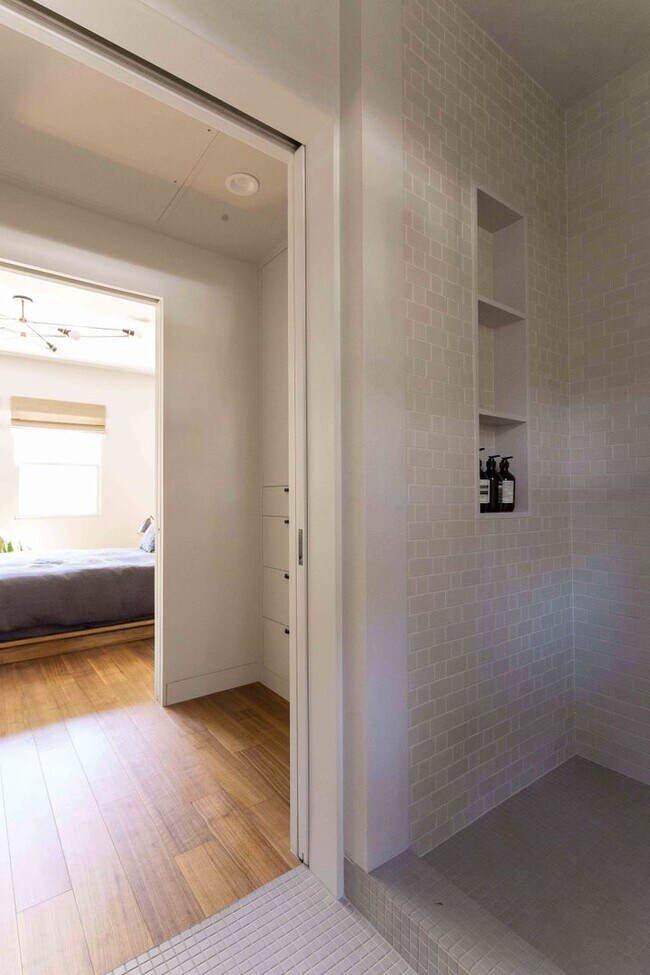 Building Photo - 1 Bed / 1 Bath Bungalow - 2 Blocks from the beach in Santa Monica